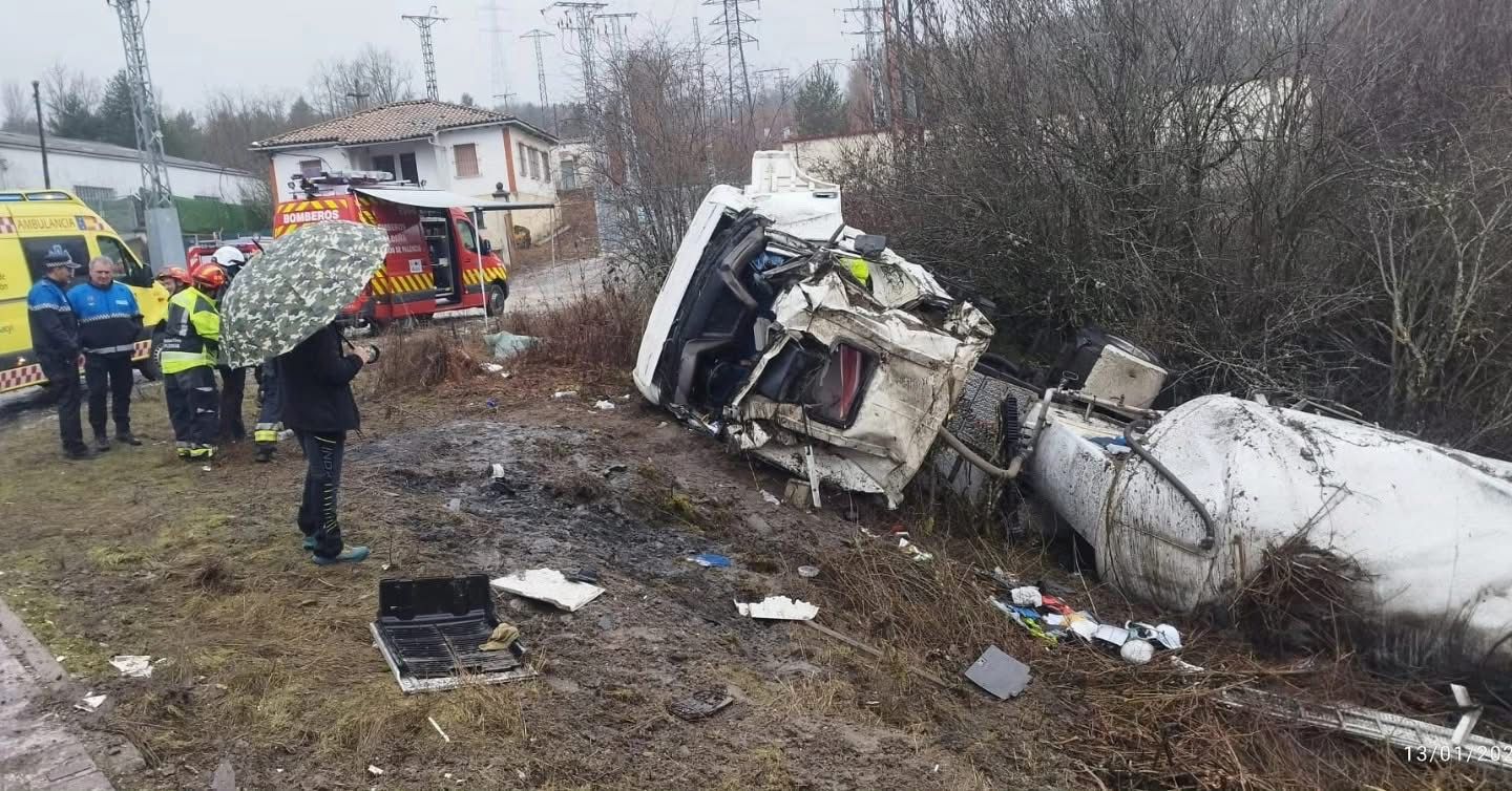 Imagen del camión accidentado en Guardo.