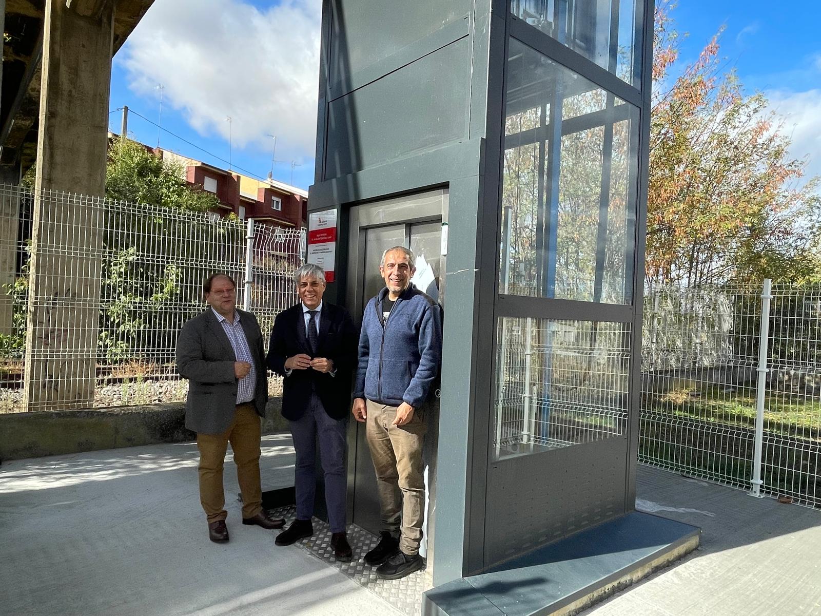 Javier Carrera, Eduardo Diego y Pedro Montiel durante la visita al ascensor. | L.N.C.