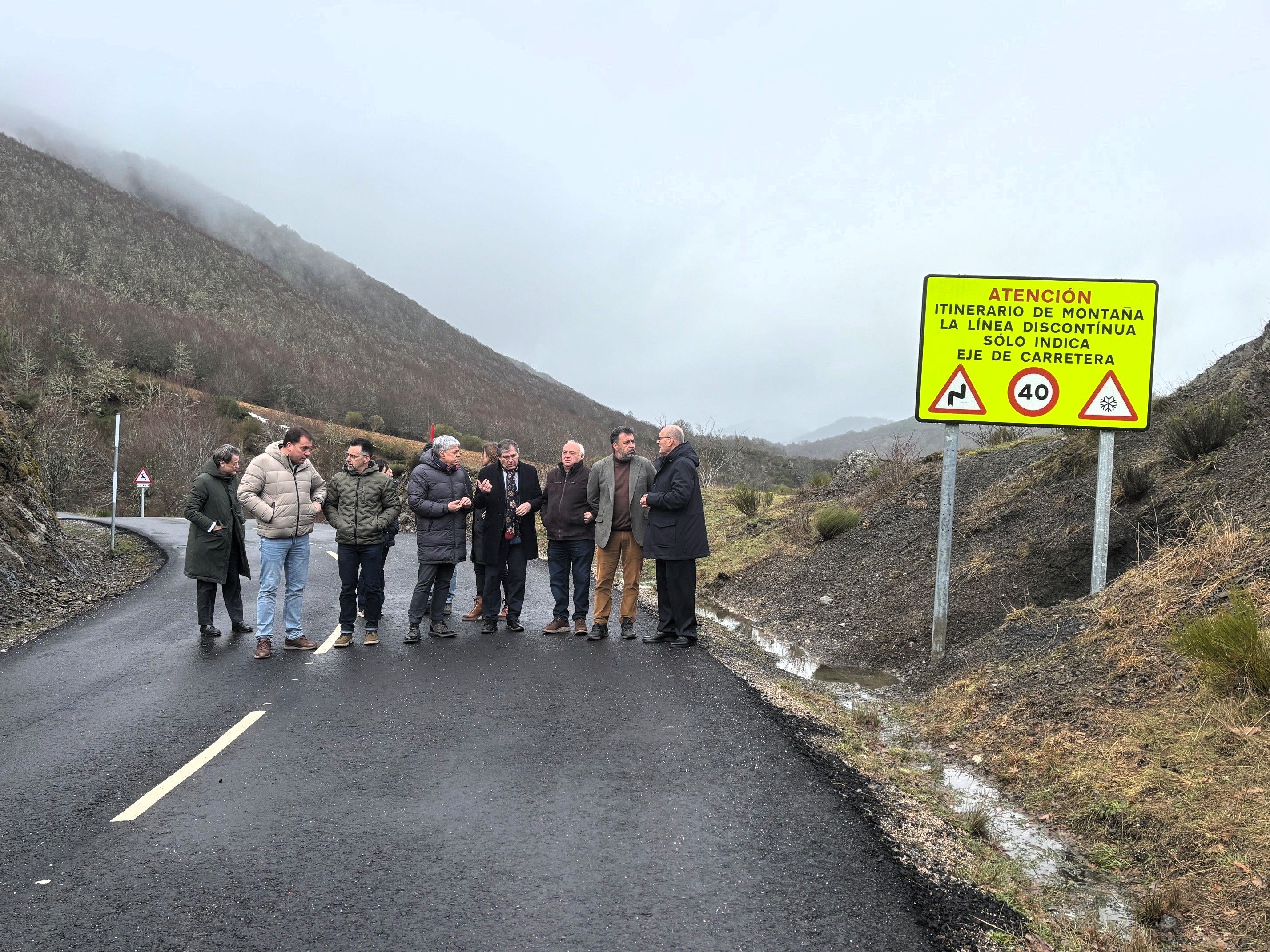 Momento de la visita a la carretera LE 234 en el entorno del Puerto del Pando.