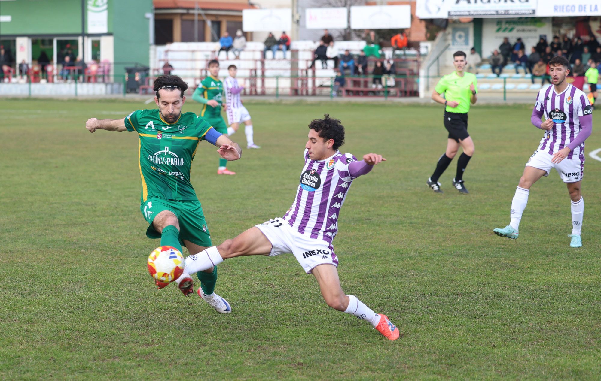 Un lance del Astorga-Valladolid B, con el árbitro al fondo antes de lesionarse. | FERNANDO OTERO