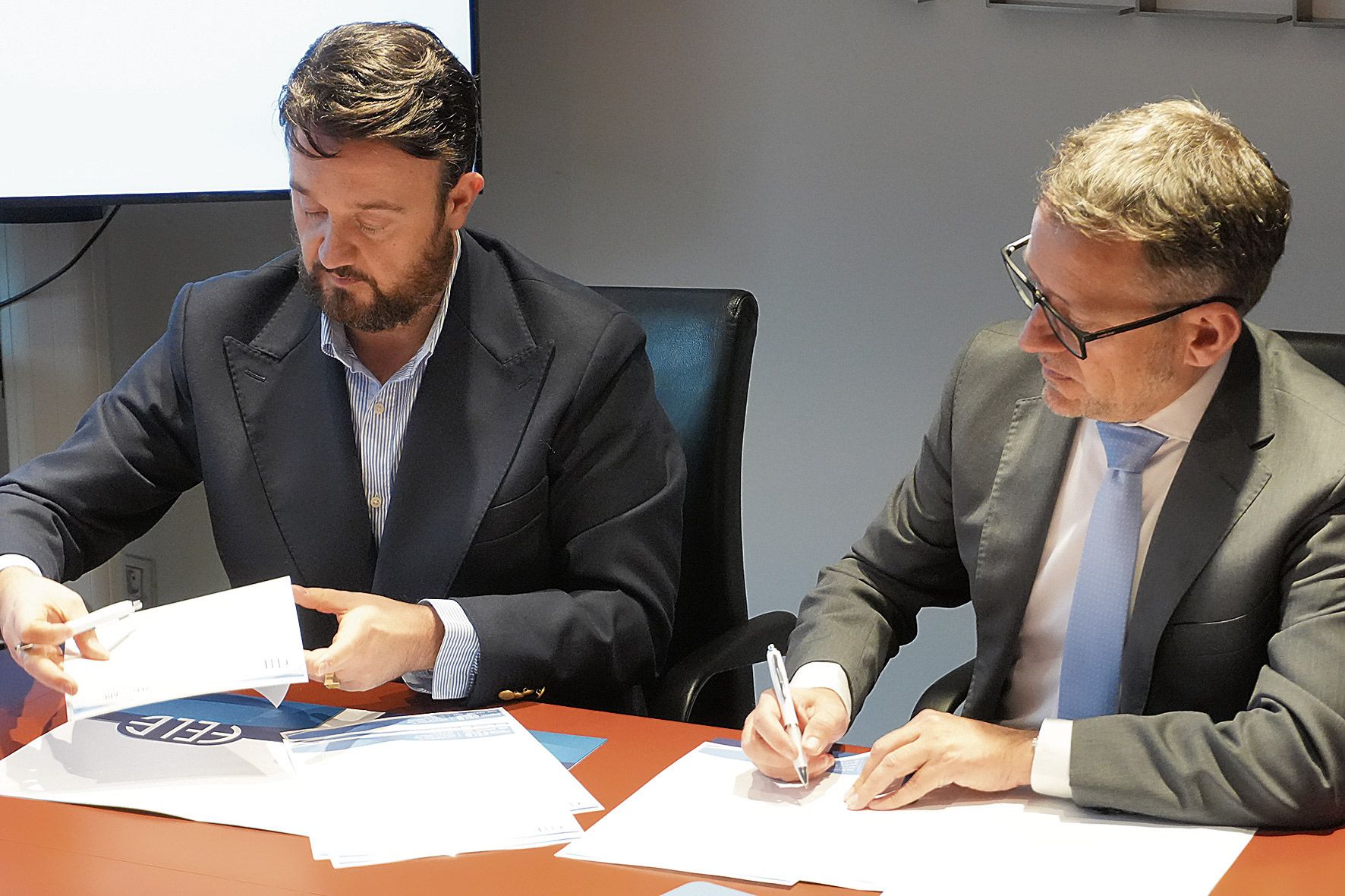 Álvaro Lesmes y Enrique Suárez, tras la firma del convenio en la sede de la Fele. | L.N.C.
