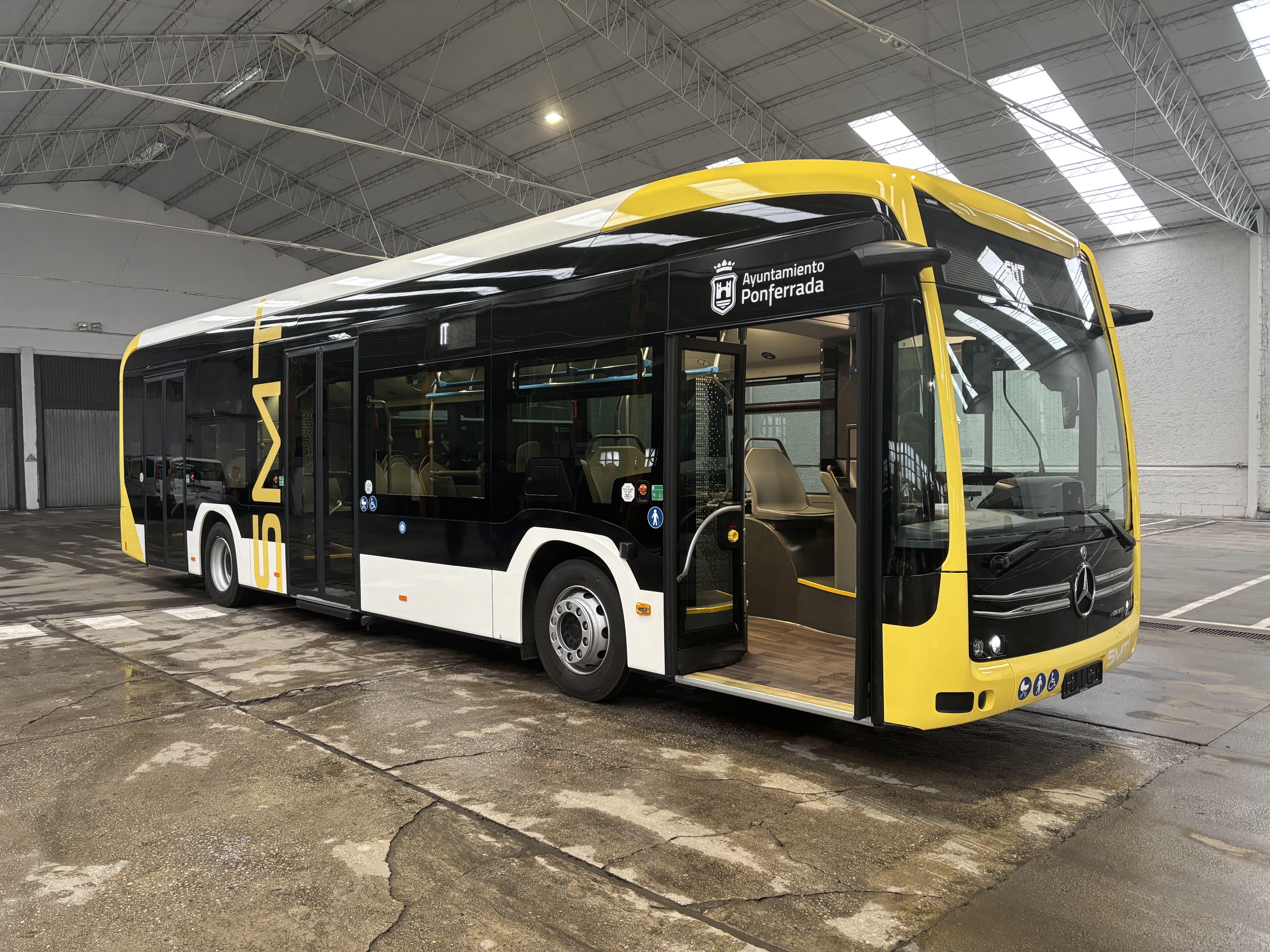 Nuevo autobús del Servicio Municipal de Transportes de Ponferrada. | JAVIER FERNÁNDEZ