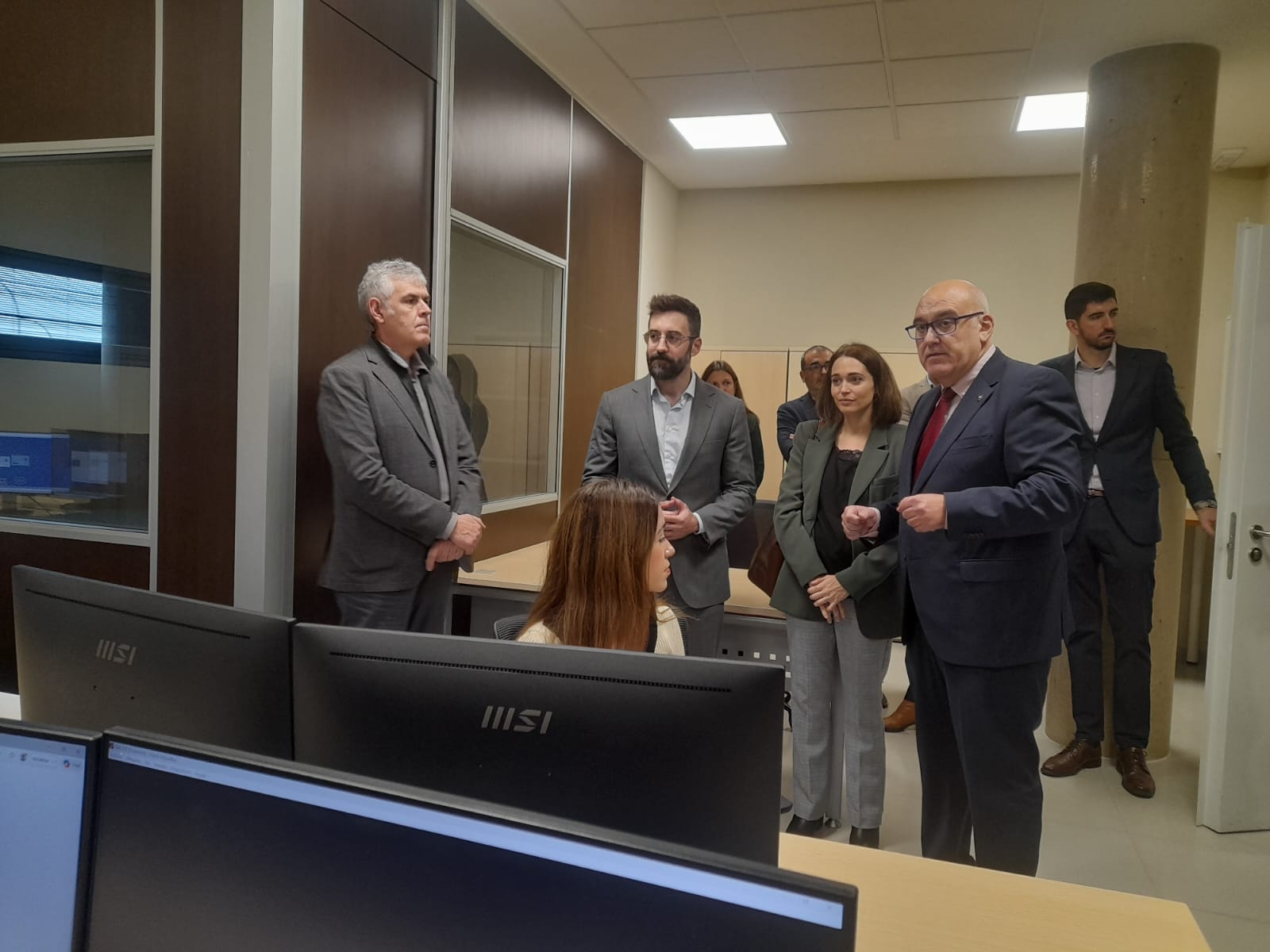 Goizard y Barrio visitando el nuevo laboratorio en las instalaciones de Ciuden. | MAR IGLESIAS