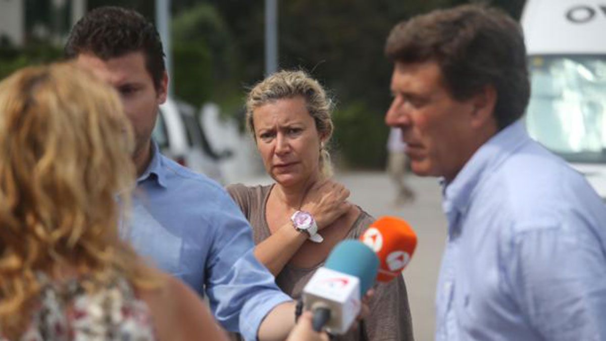 La madre de Diana Quer, en el exterior de su casa de veraneo | ABC.es