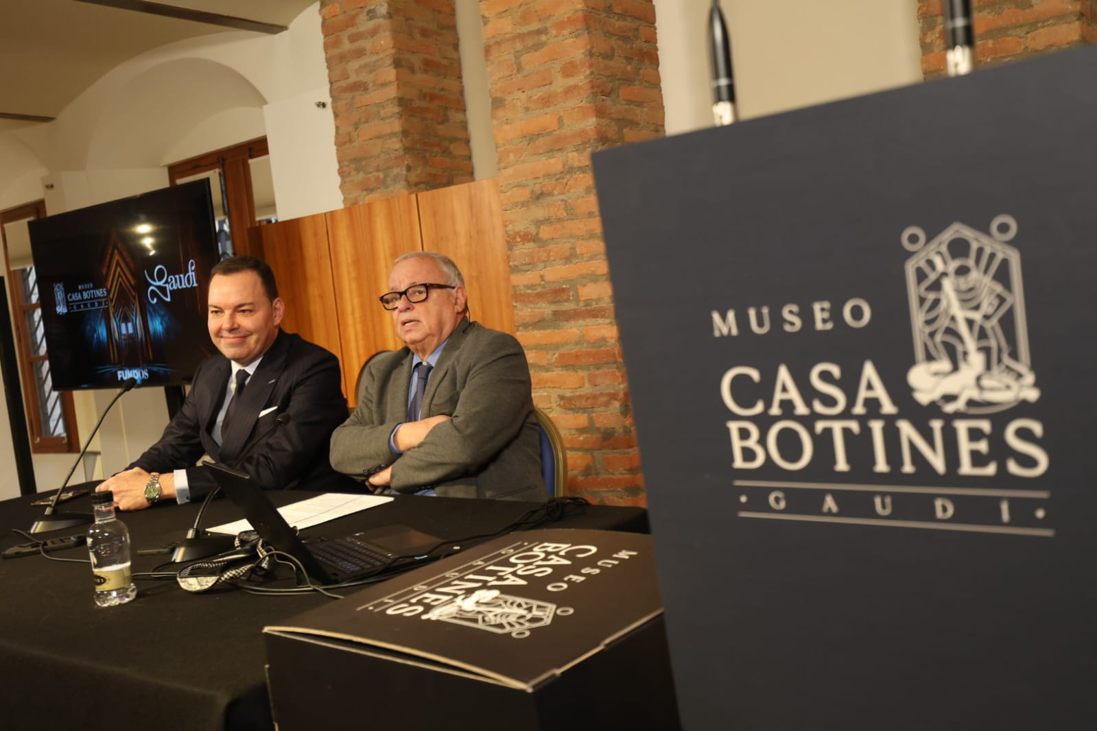 José María Viejo y Gonzalo Santonja se dieron cita en el Museo Casa Botines. | FERNANDO OTERO
