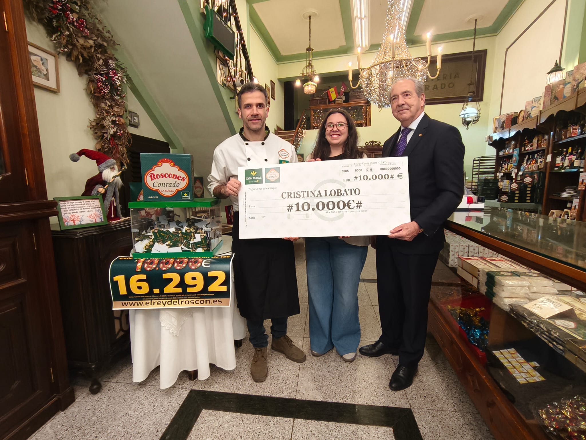 Sergio González, Cristina Lobato y Cipriano García durante el acto de entrega del premio. | A. RODRÍGUEZ