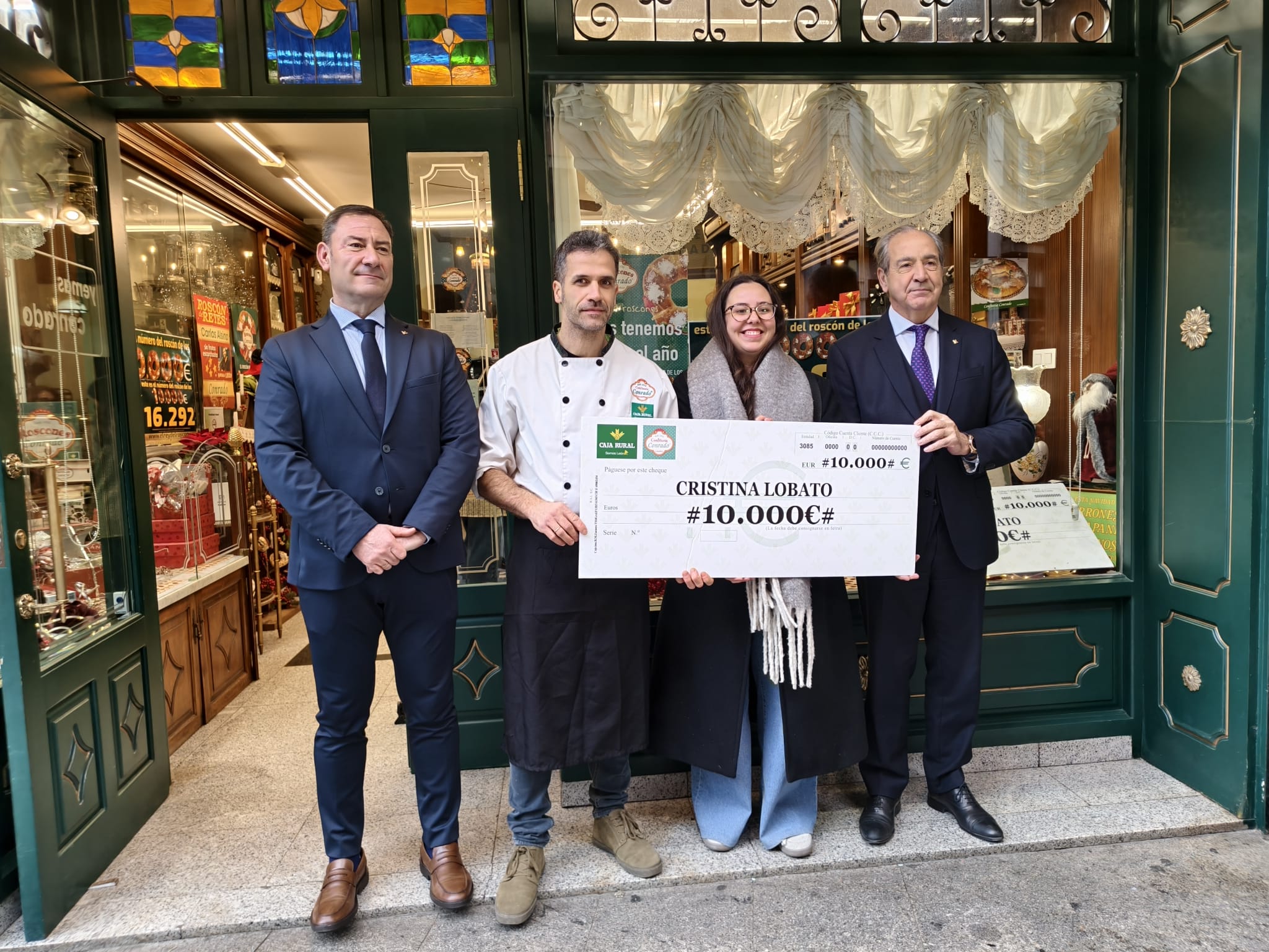 Foto de la entrega a la entrada de Confitería Conrado. | A. R. Foto de la entrega a la entrada de Confitería Conrado. | A. R.