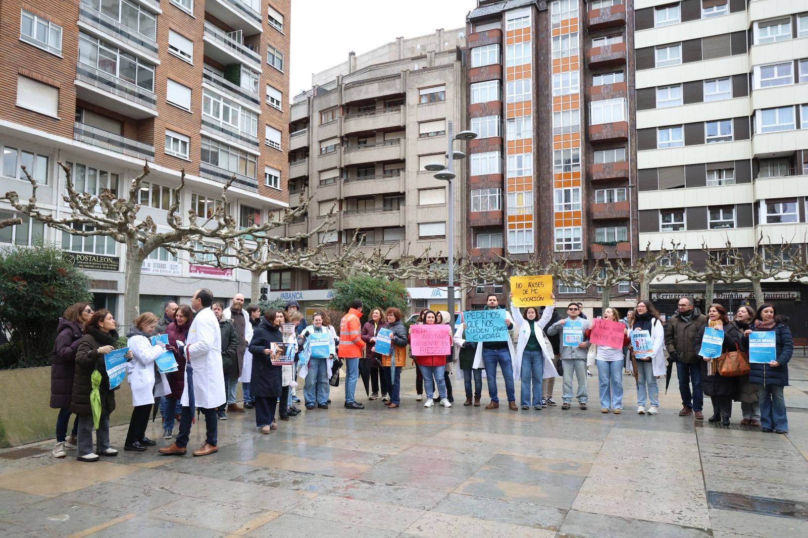 Un instante de la concentración de médicos en la plaza de las Cortes