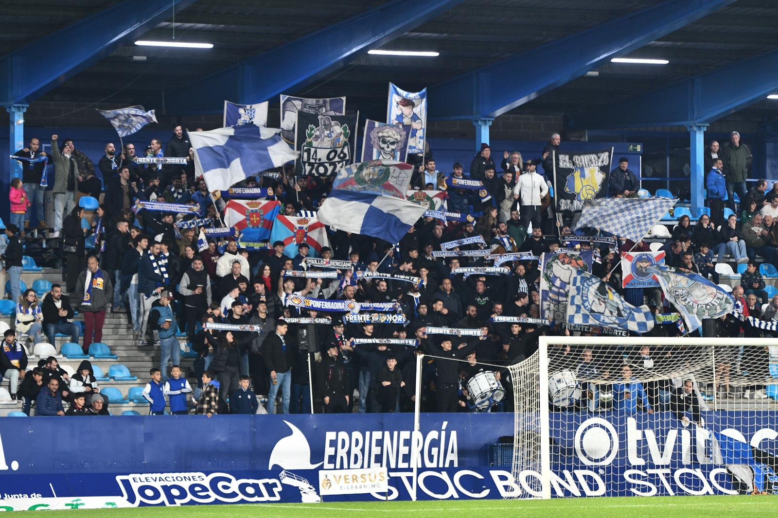 Uno de los momentos del Derbi de los Ancares en la ida en El Toralón. QUINITO