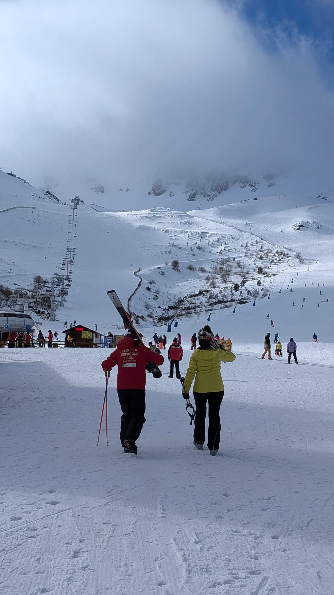 Imagen de dos esquiadores en las estación invernal y de montaña de San Isidro. | L.N.C.