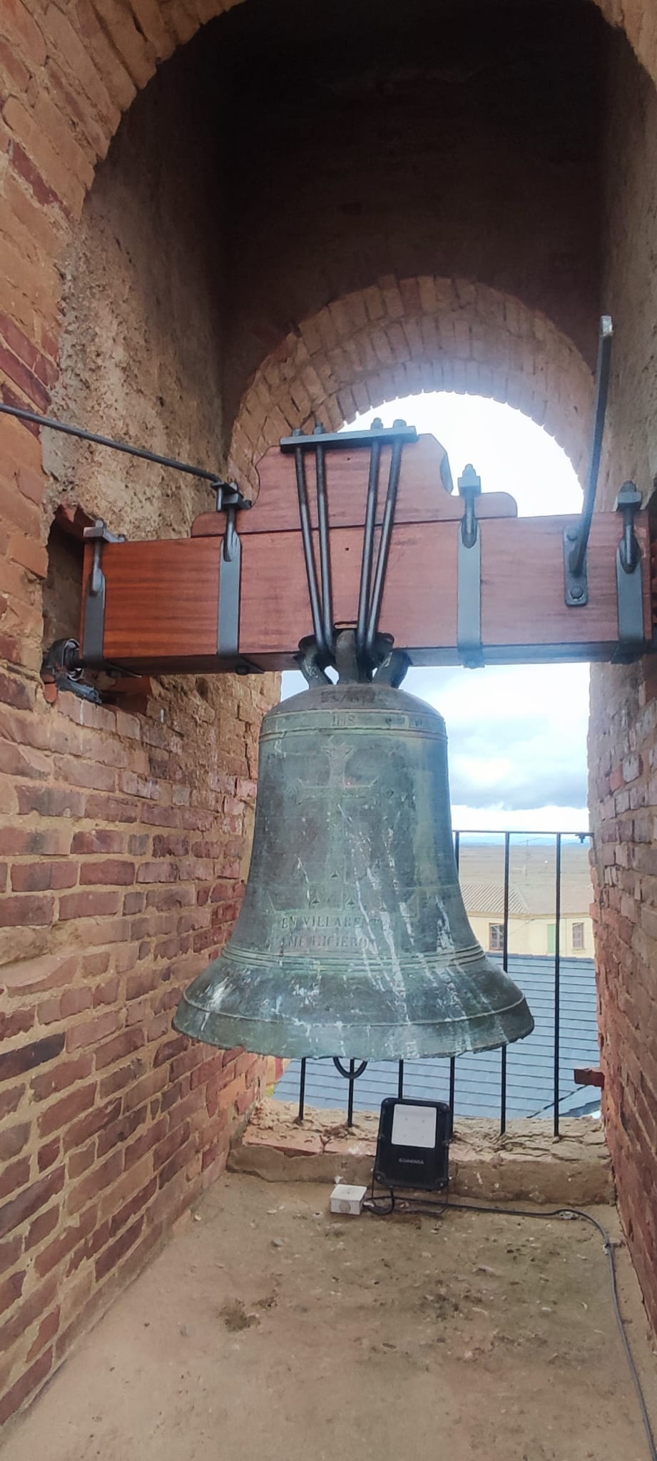 Yuste de la campaña de la torre de Barrio de Urdiales que luce renovada. | L.N.C.