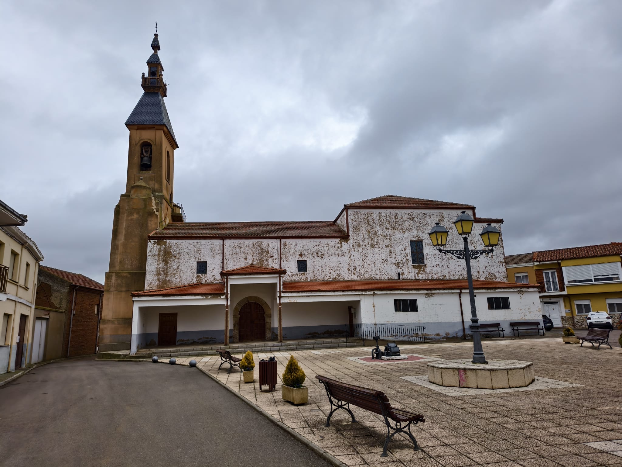 Estado actual que presenta la iglesia y la torre de Urdiales. | ALEJANDRO RODRÍGUEZ