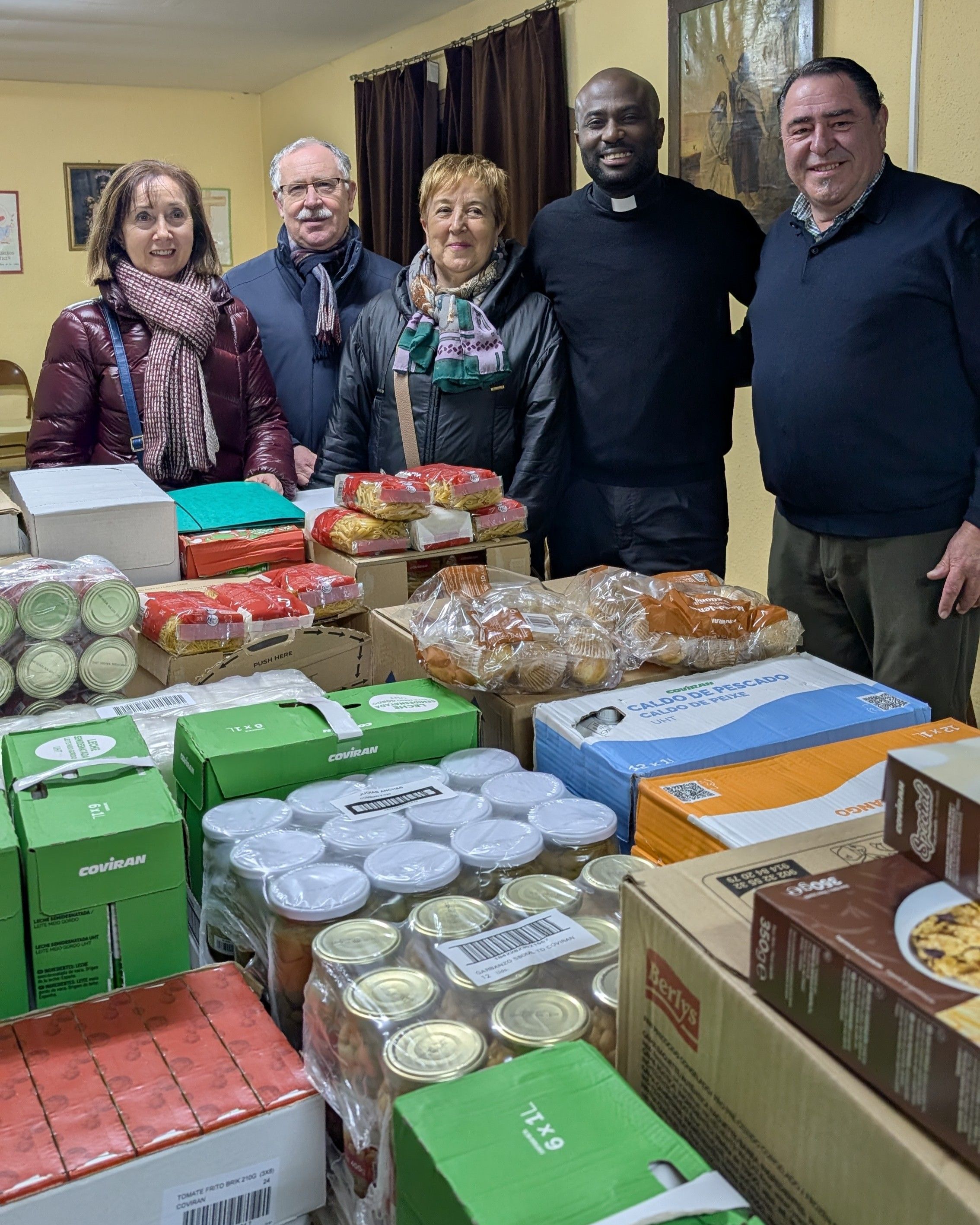 Una imagen de la entrega de productos de primera necesidad y alimentos no perecederos llevada a cabo por la Cofradía de Nuestra Señora de las Angustias y Soledad. | L.N.C..