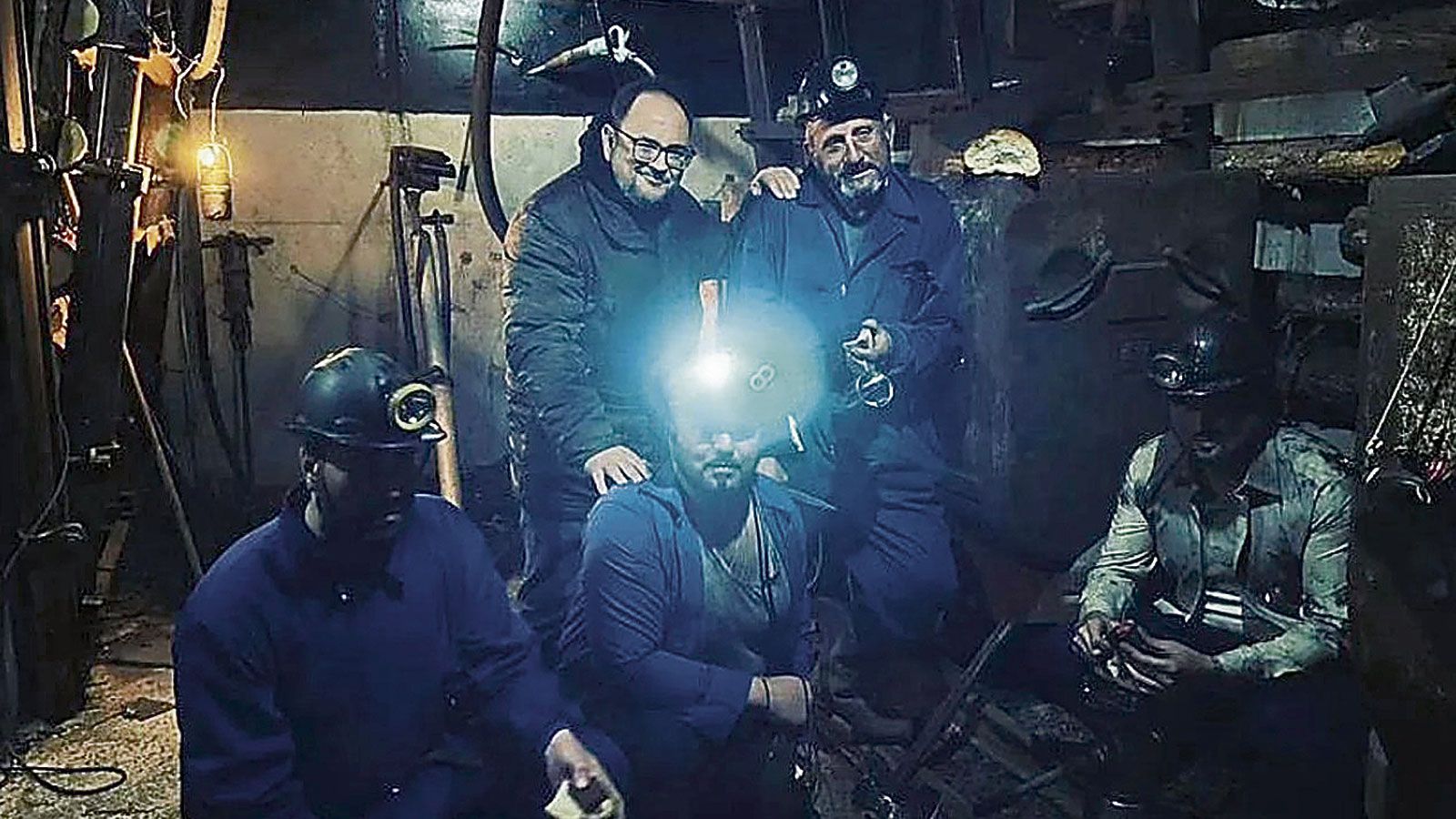 El director, Luisje Moyano, (arriba a la izquierda) y un grupo de participantes en el rodaje en el interior de una de las minas leonesas en las que rodaron.