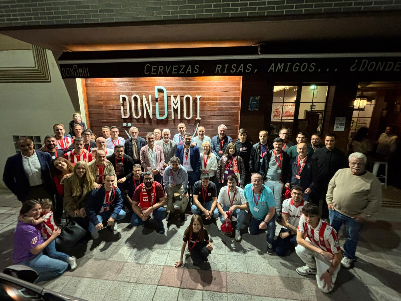 Uno de los momentos del décimo aniversario de la peña El León Rojiblanco del Sporting en la capital leonesa. L.N.C.