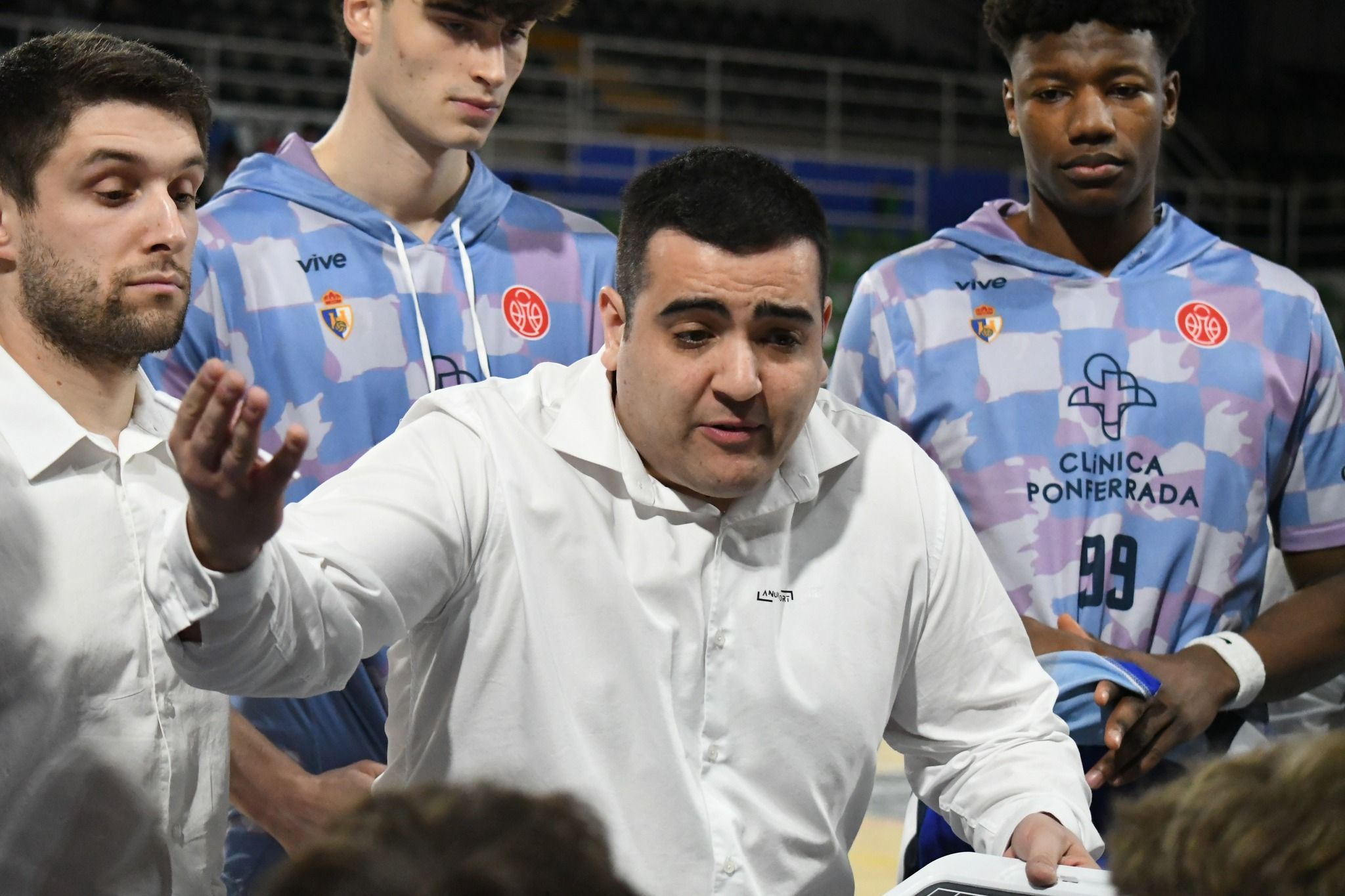 Oriol Pozo dando indicaciones durante una pausa en un partido en el Lydia Valentín. REDBLANQUIAZUL