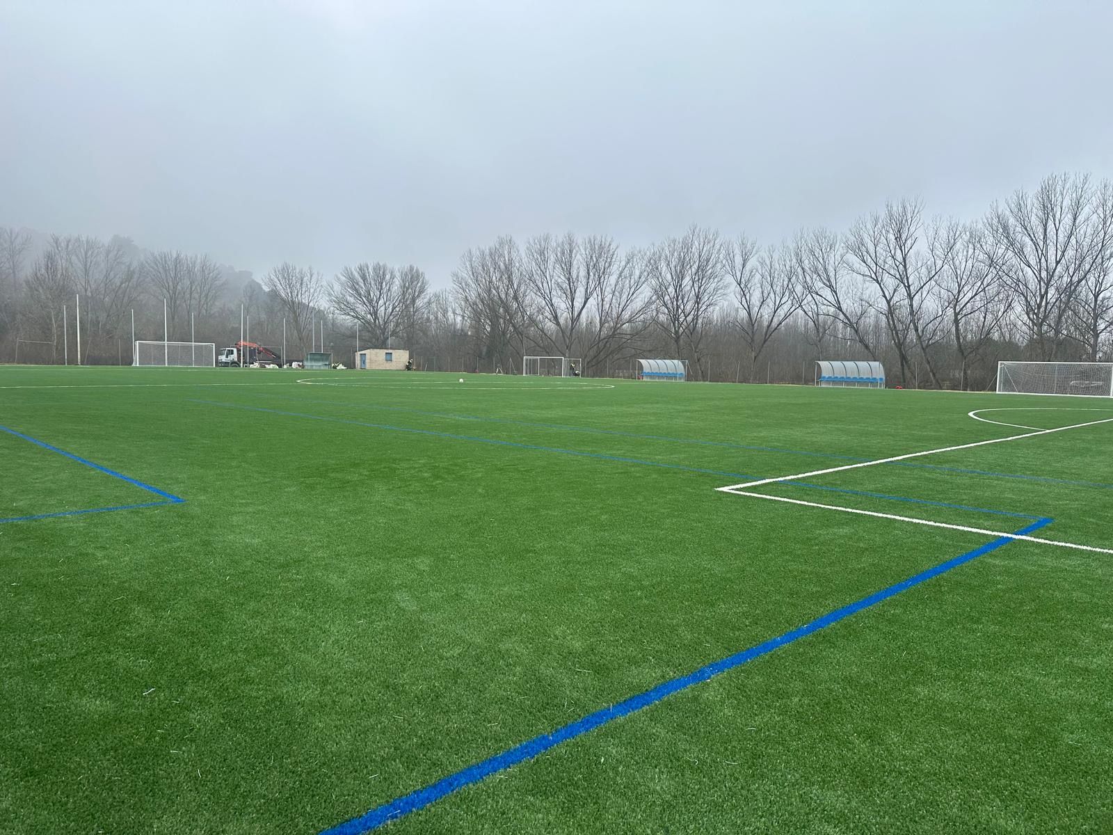 Nuevo campo de fútbol de césped artificial en Flores del Sil. | J.F.