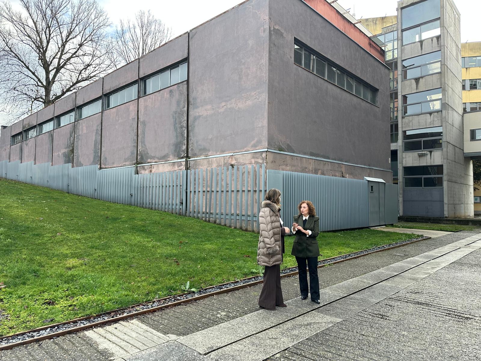 La rectora y la vicerrectora ante el edificio que será convertido en policlínica. 