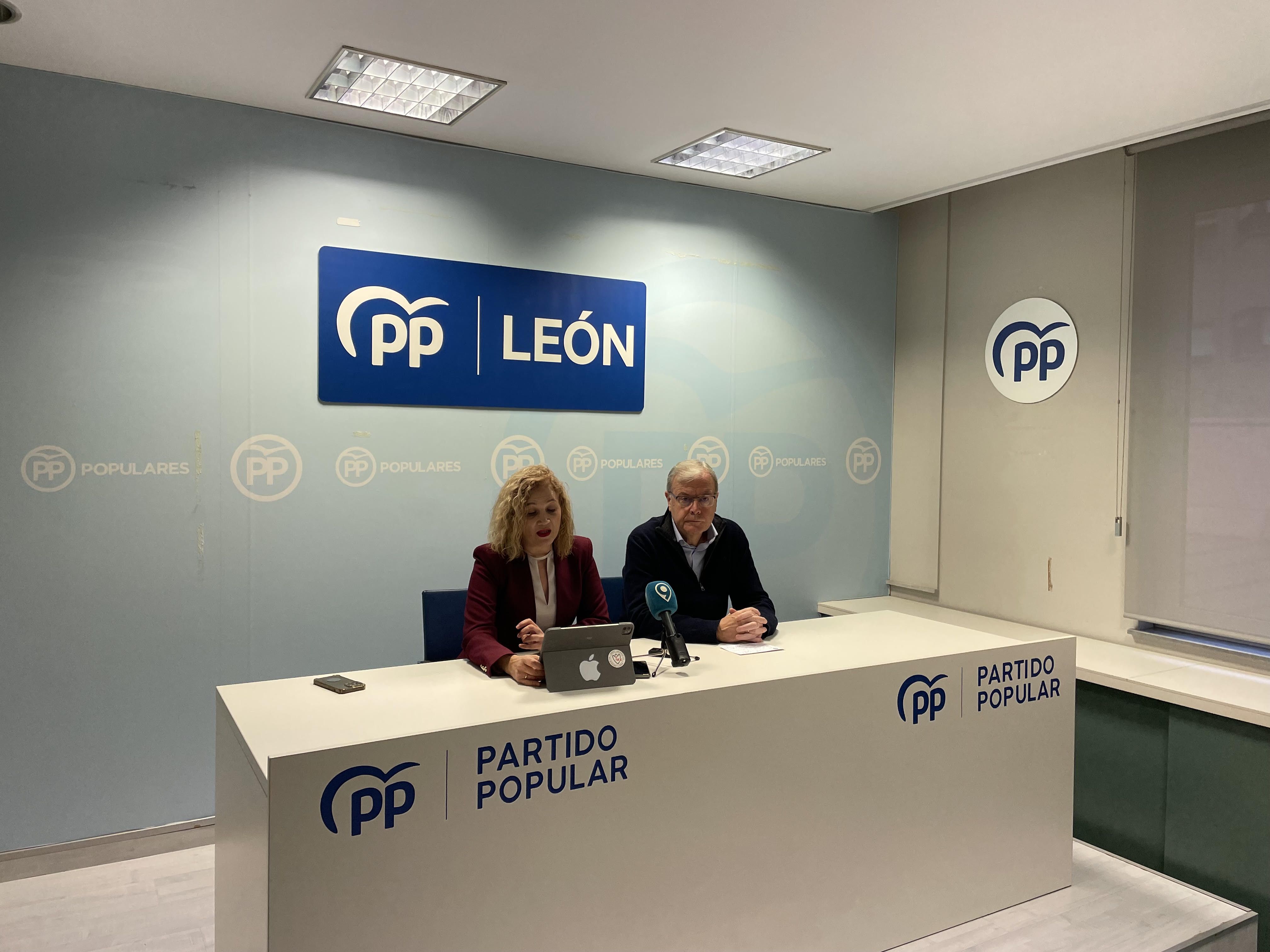 La diputada Silvia Franco y el portavoz adjunto del grupo Popular en el Senado, Antonio Silván. | L.N.C.