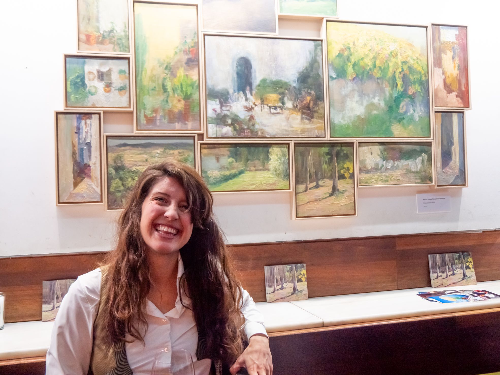 La artista Paula López González Vallinas ante sus obras expuestas en el Camarote Madrid de León. | VICENTE GARCÍA