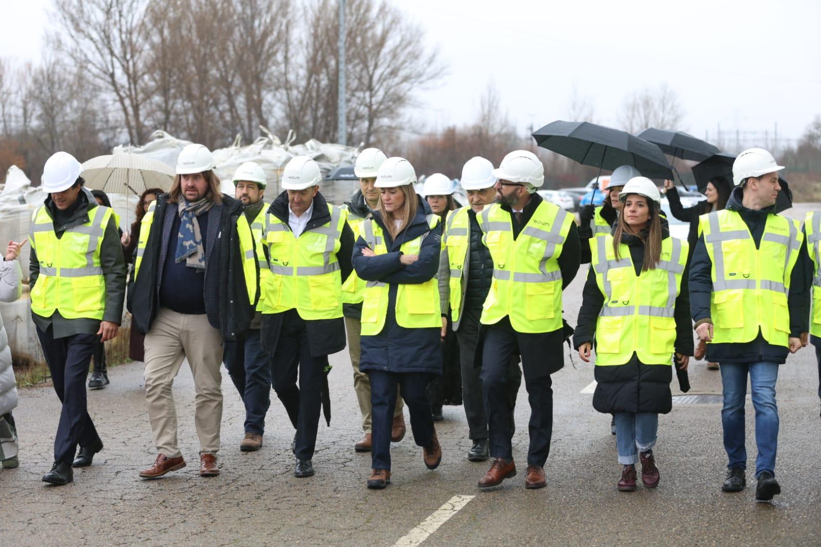 Sara Aagesen visita La Robla Green y destaca su papel en la transición energética de la comarca. | FERNANDO OTERO  (3)