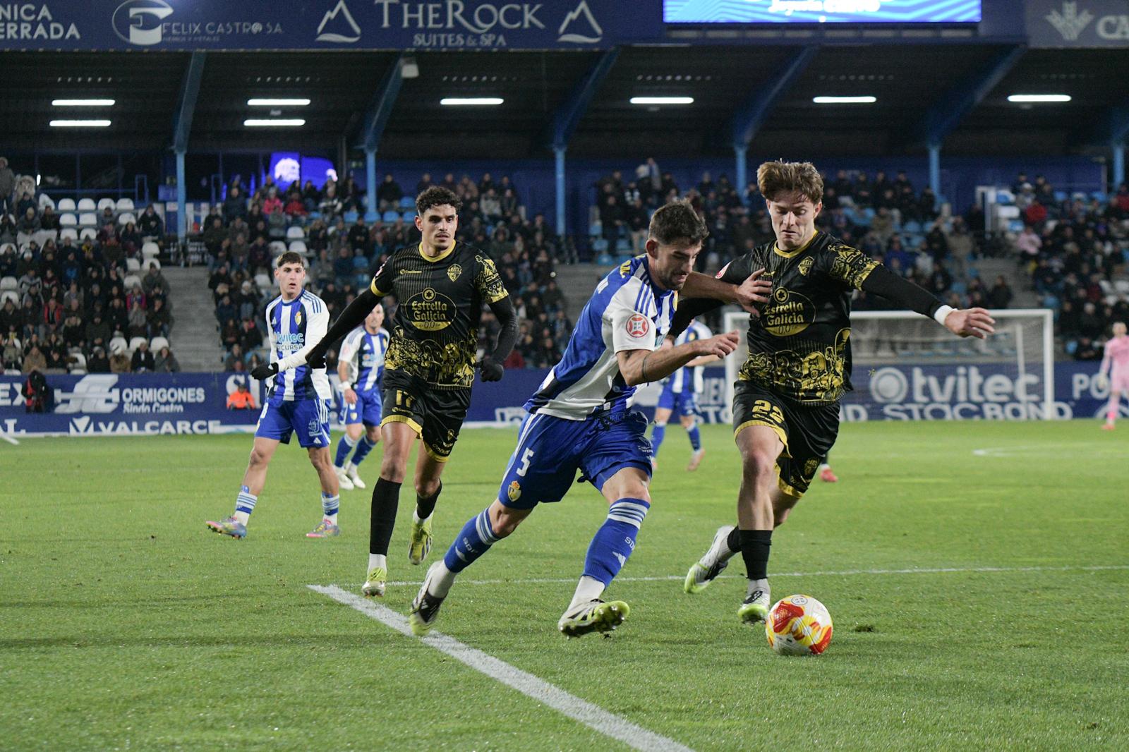 Eneko Undabarrena forcejea con un rival dentro del área en el partido ante el Ourense. ENRIQUE RAMÓN