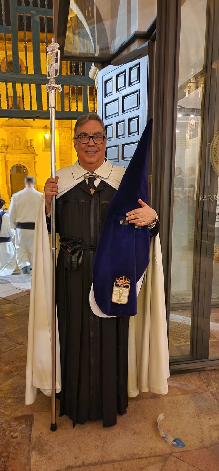 José María Domínguez posa con la vara de la cofradía, la capa y el capirote. | L.N.C.