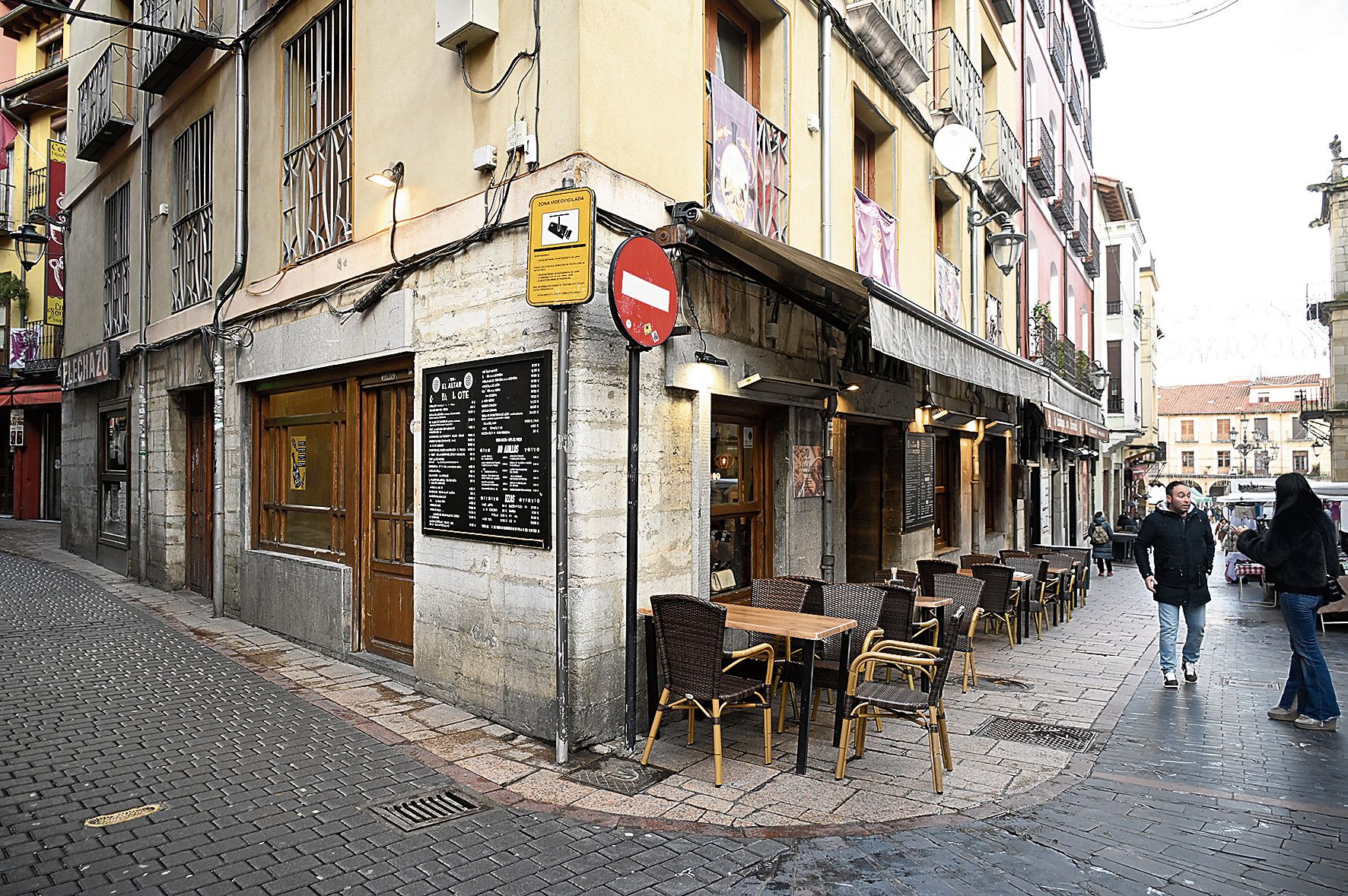 Exterior del bar Altar, esquina de la calle Plegarias con Platerías, en el corazón del barrio Húmedo. | SAÚL ARÉN