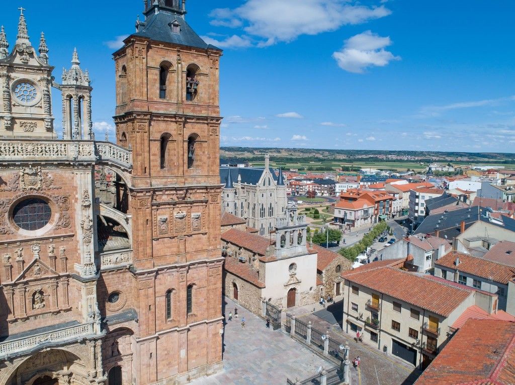 Vista de la catedral de Santa María de Astorga, con el Palacio de Gaudí de fondo. | L.N.C.