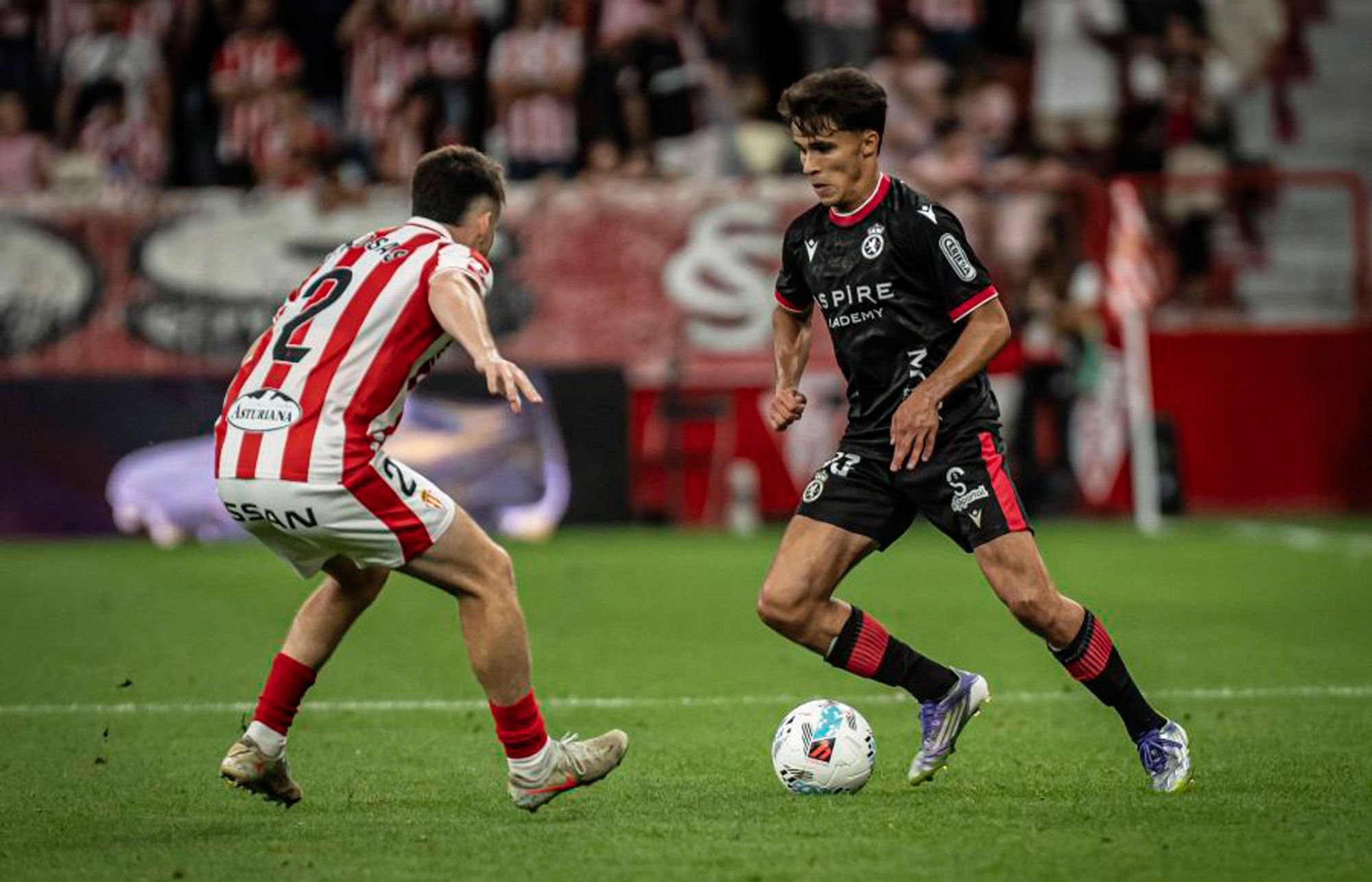 El ya ex de la Cultural, Larios, encara a un defensor del Sporting. | LALIGA