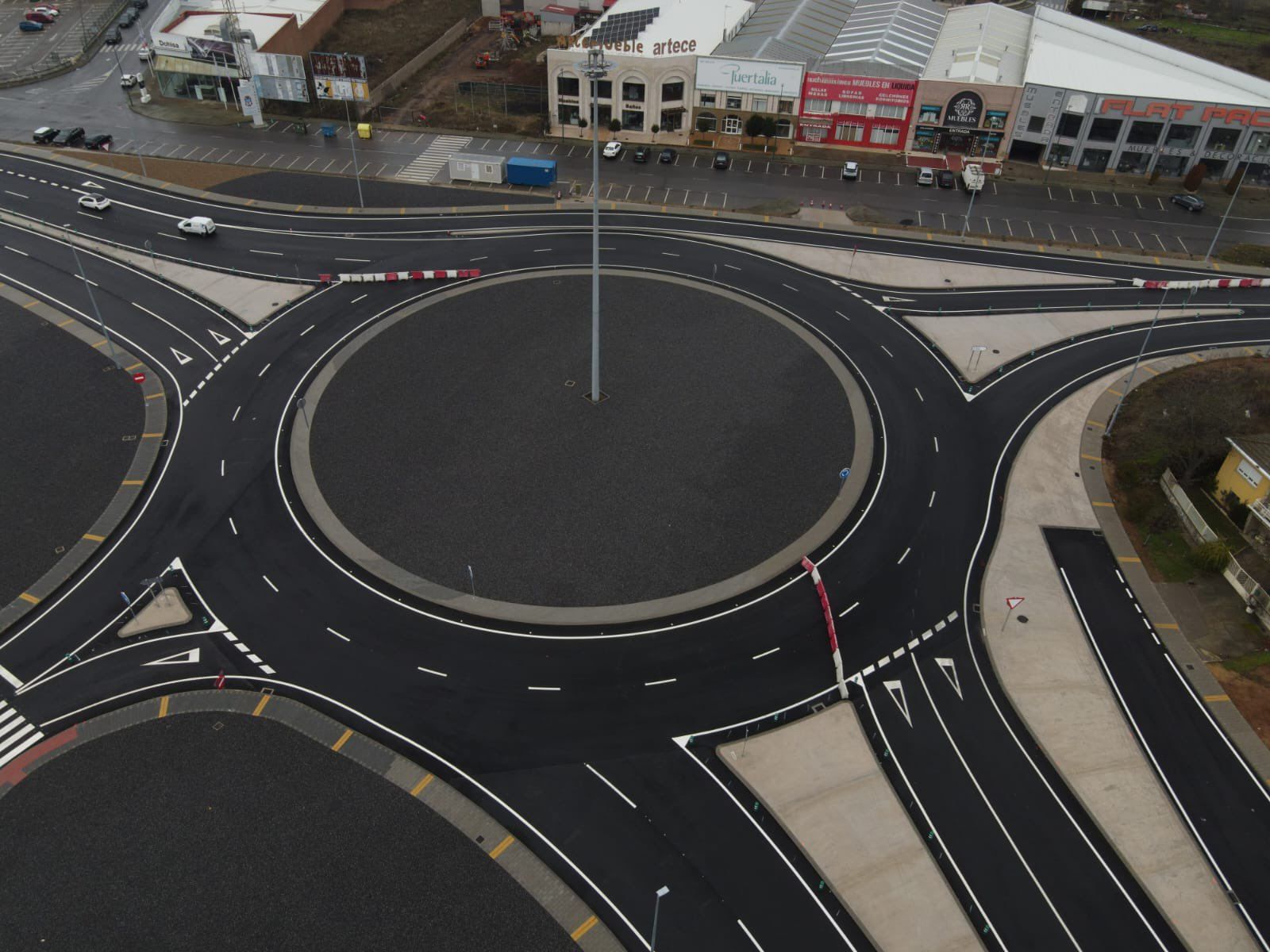 Imagen publicada por el ministro Óscar Puente de las obras de la glorieta de la N 120 en Trobajo del Camino. | ÓSCAR PUENTE
