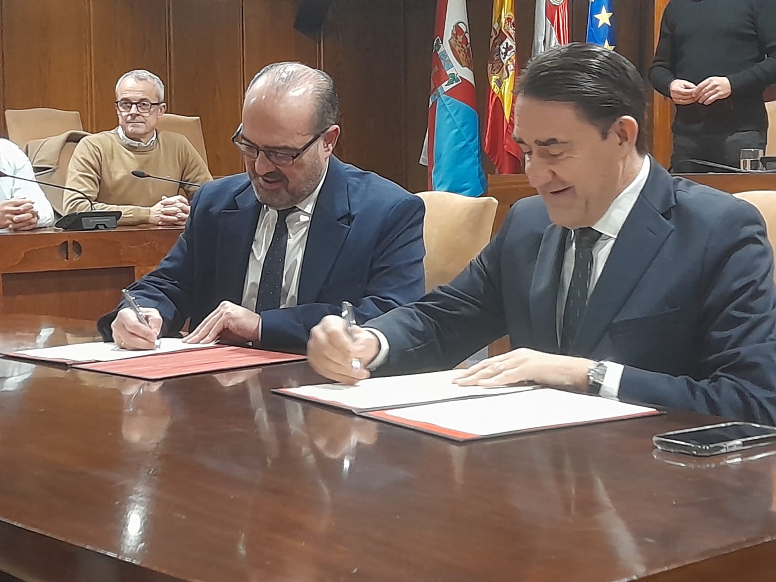 Alcalde de Ponferrada y consejero de Medio Ambiente en la firma del convenio de colaboración. | MAR IGLESIAS