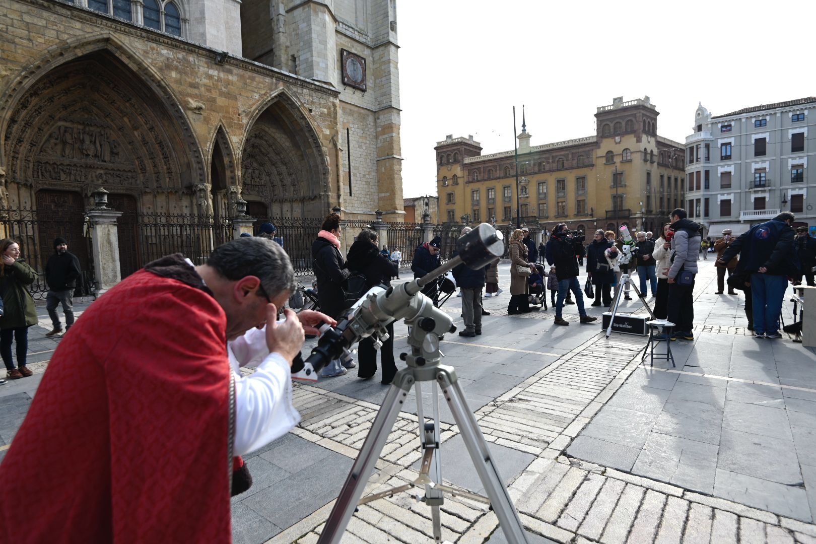 Un instante de la observación solar organizada por la Asociación Leonesa de Astronomía (ALA) en la Plaza de la Catedral. | SAÚL ARÉN