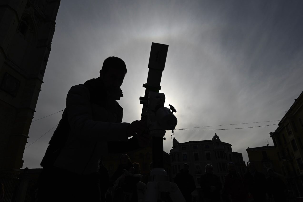 León se prepara para el eclipse solar del 12 de agosto con una observación didáctica | SAÚL ARÉN