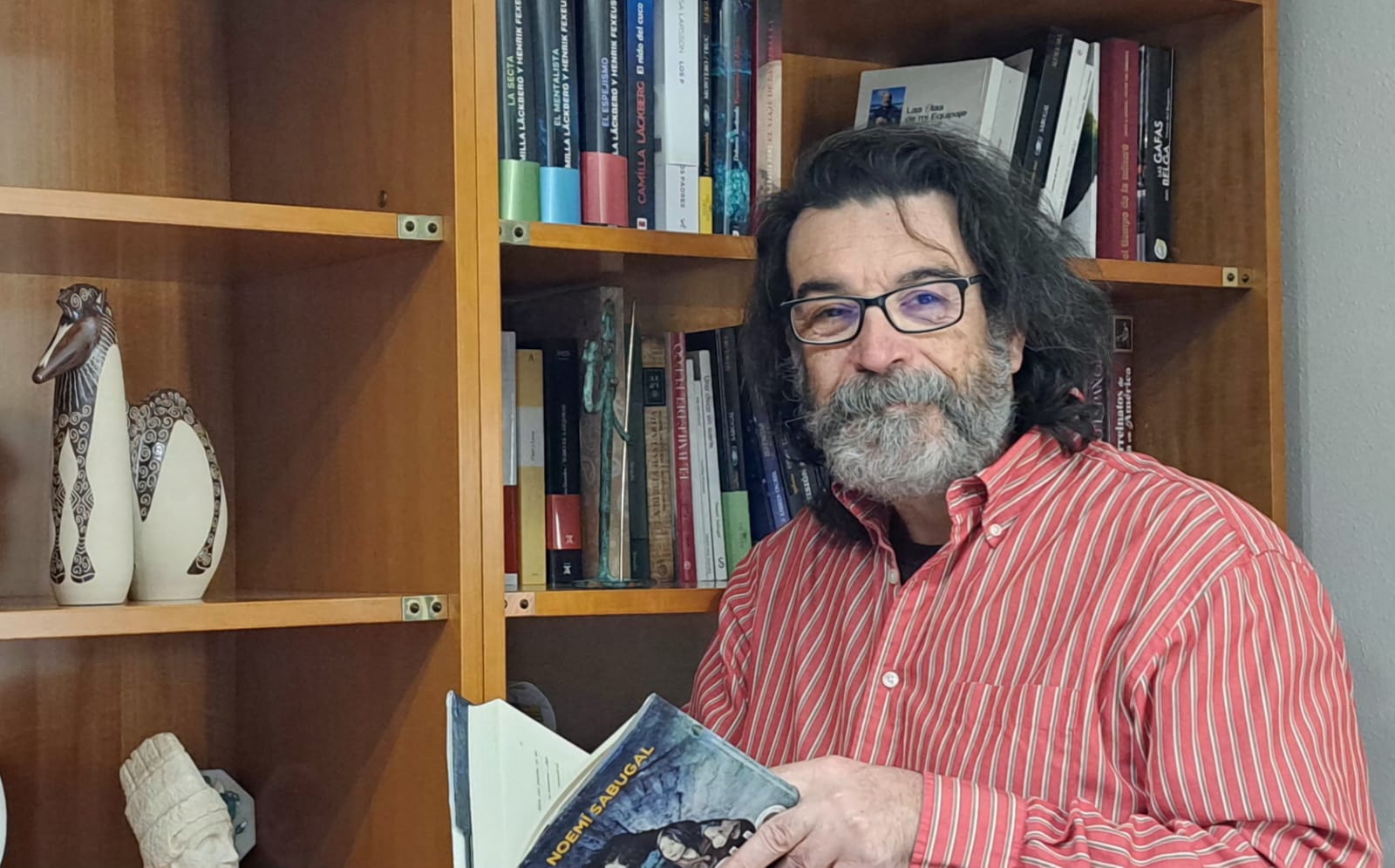 El nuevo presidente, José Luis Cavero en el salón de su casa. 