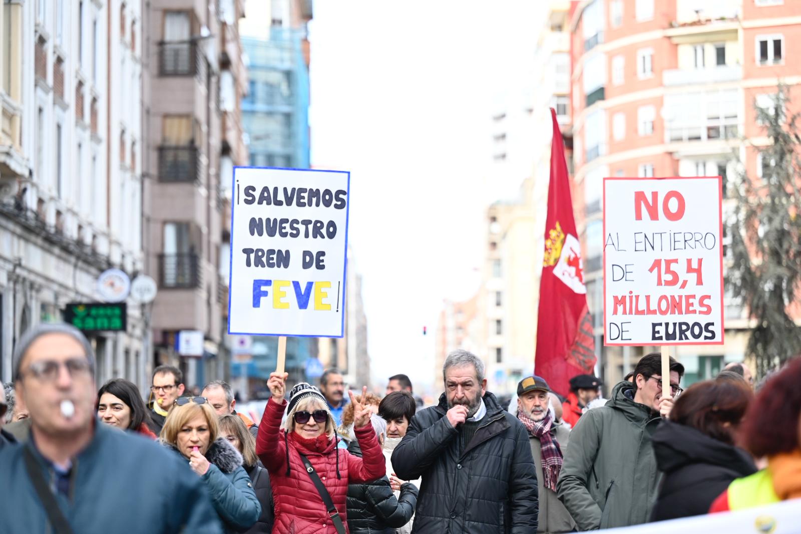 Un instante del tercer corte del tráfico en Padre Isla para exigir que no se entierren las vías de Feve en León. | S.ARÉN
