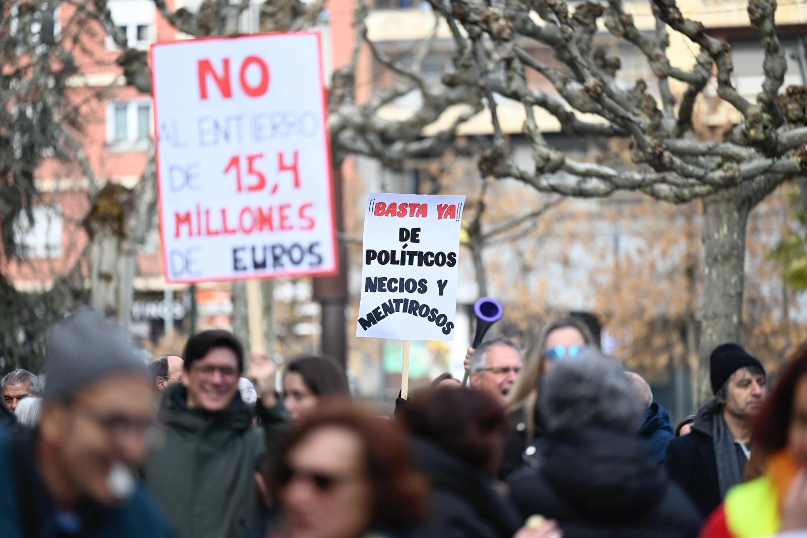 Tercer corte de tráfico en Padre Isla para exigir la llegada del tren tranvía. | SAÚL ARÉN