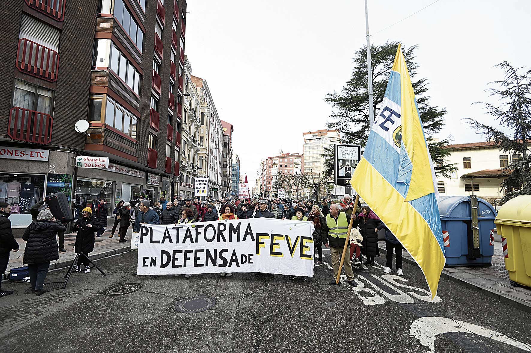 Un instante del corte de tráfico de este sábado en Padre Isla. | SAÚL ARÉN