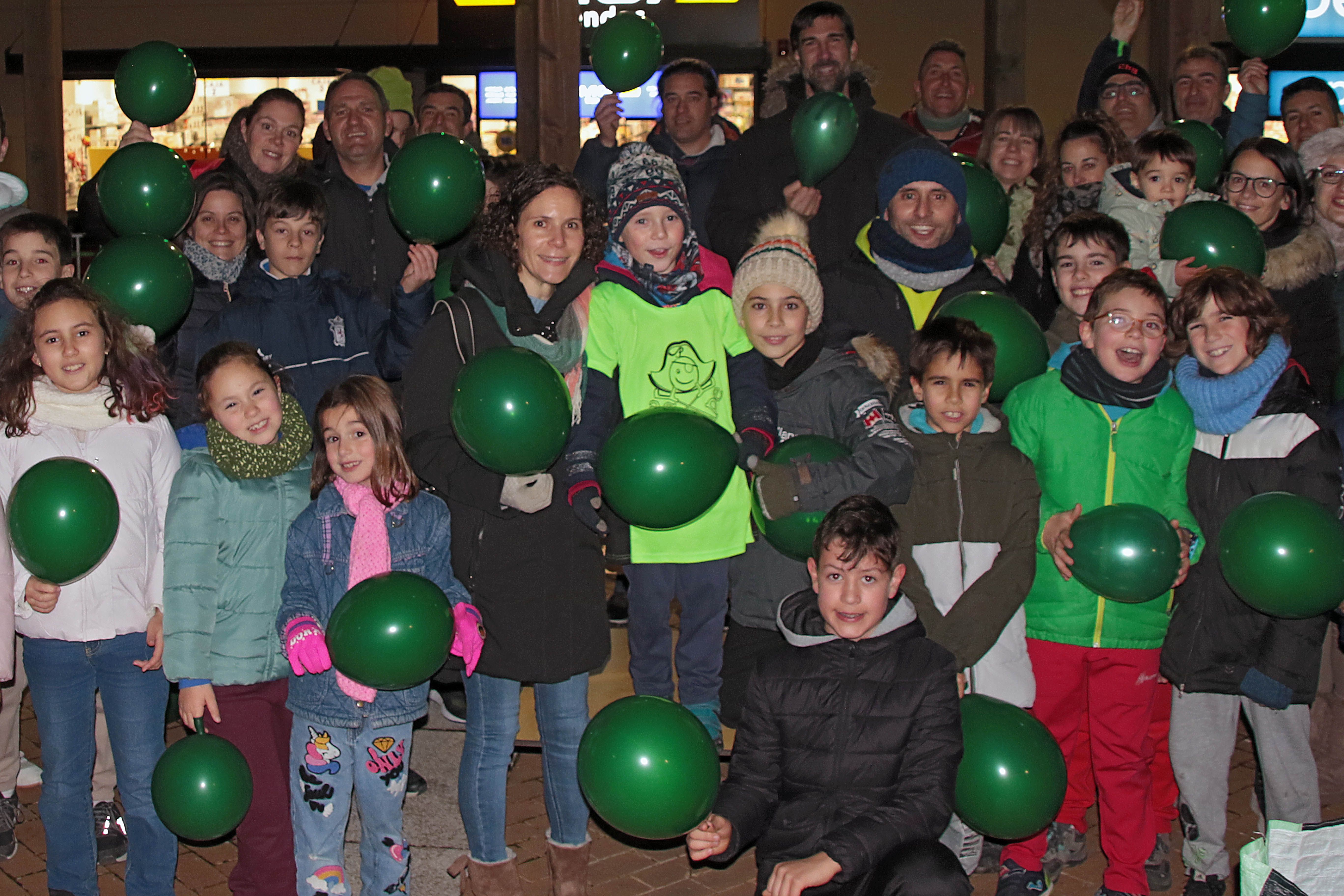 Sergio, el niño afectado por la enfermedad de Perthes, rodeado de amigos y familiares. | PEIO GARCÍA (Ical)