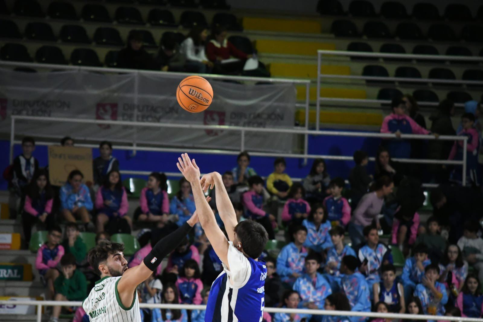 El Clínica Ponferrada levantó el partido ante el gran líder Córdoba para escalar al segundo puesto con diez victorias. CPSDP