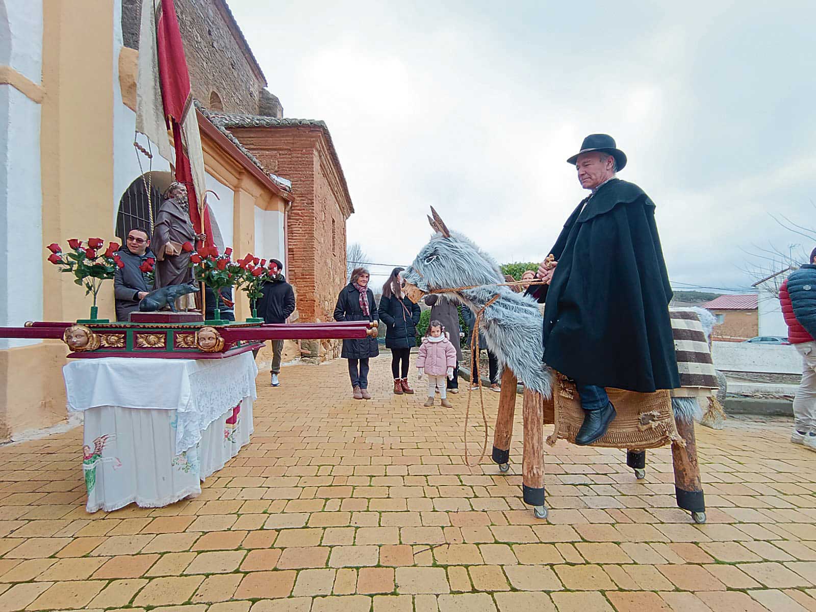 Cinco vecinos de Villeza se subieron al ‘ciberburro’ para lanzar sus coplas; Juan Daniel, Zulema, María Jesús, Luis Carlos y Teyo. | JUANDA RODRÍGUEZ