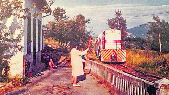 Natividad Díez, hermana de Maxi, también trabajadora de Feve, guardesa del paso del Portalón de Mataporquera