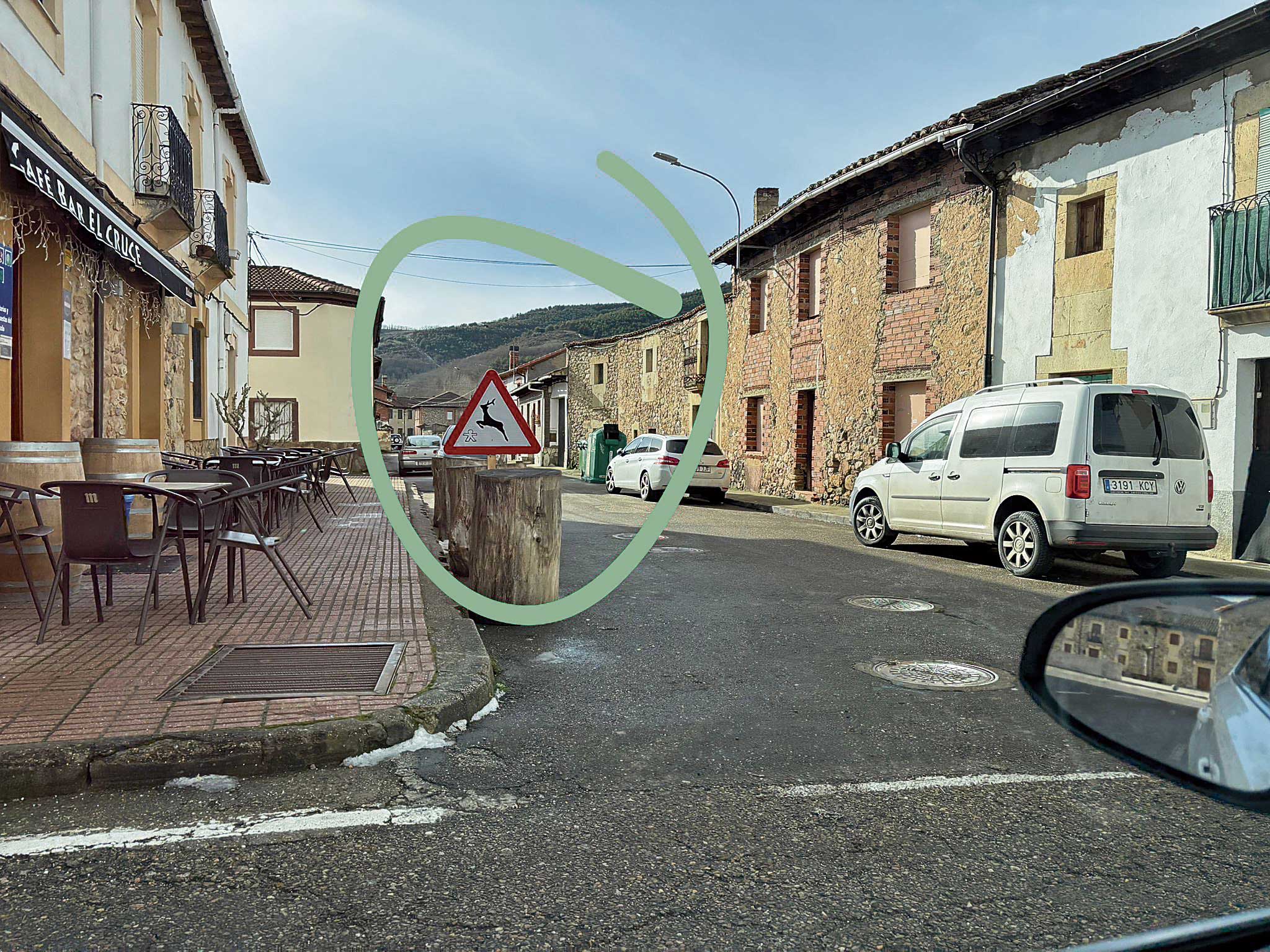 Ante posibles complicaciones legales para la cierva Pepa los amigos de La Vecilla "han señalizado su presencia" debidamente. | FIDEL GARCÍA