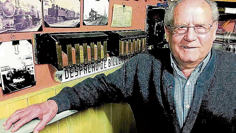 Maxi Díez rodeado de esa historia del viejo Hullero que guardaba en su casa y cantina, pero sobre todo museo, de Palacios de Valdellorma. | MAURICIO PEÑA