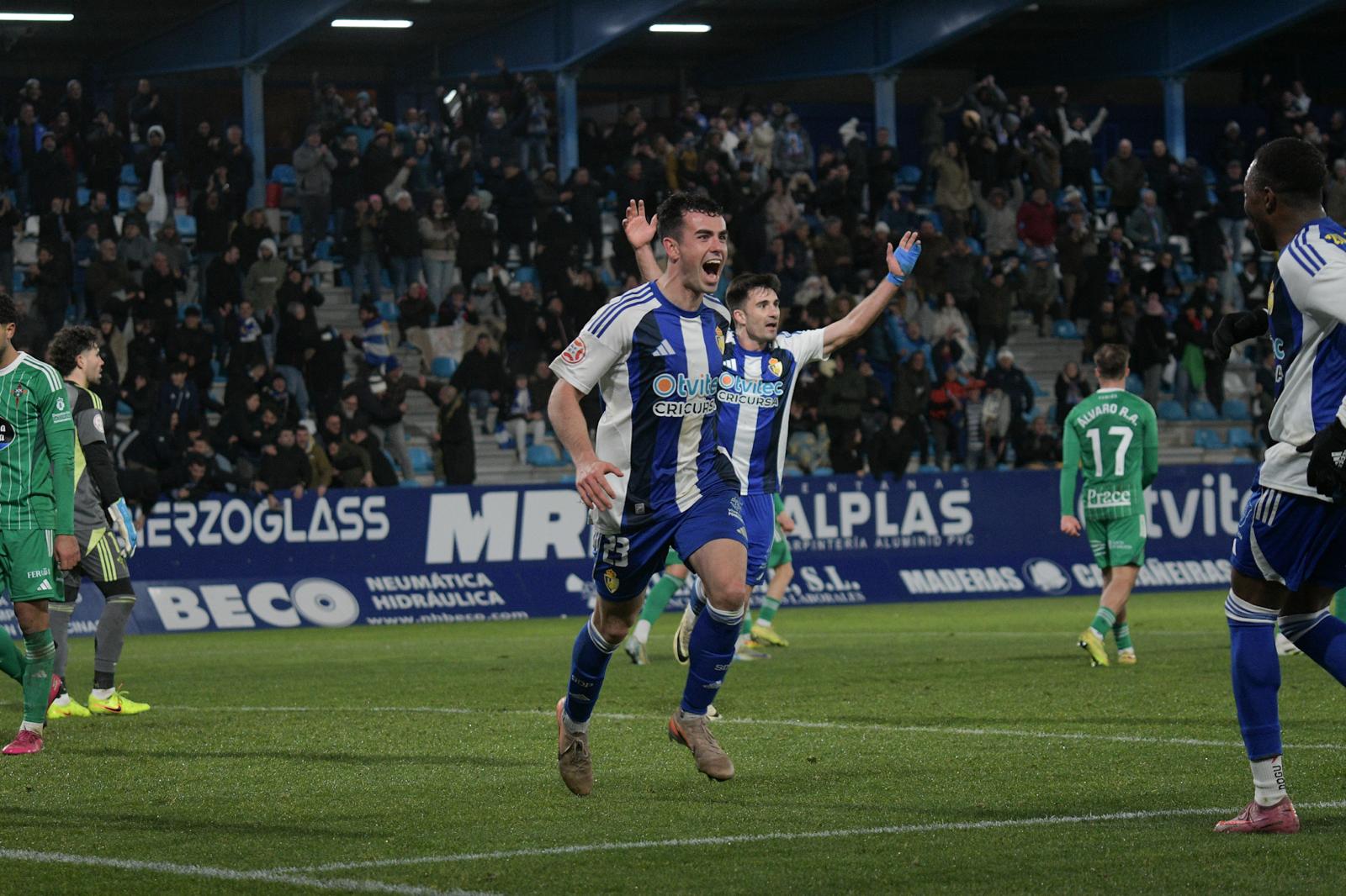 Mario Jorrín celebrando el último gol de la Ponferradina ante el Racing de Ferrol. ENRIQUE RAMÓN