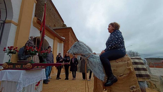 La tradición de recitar las coplas a San Antón reúne en Villeza tanto a copleros como a copleras, tan solo hay que tener ganas de participar en la fiesta