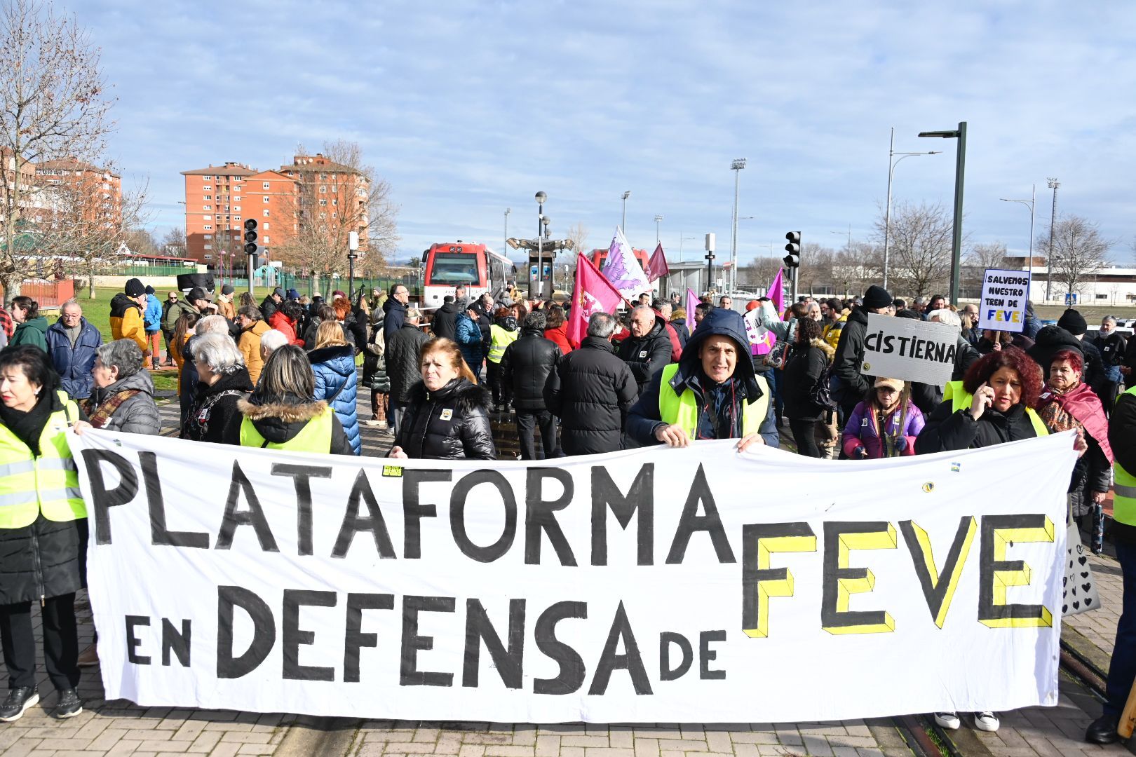 Cadena humana desde el Apeadero de la Asunción | SAÚL ARÉN