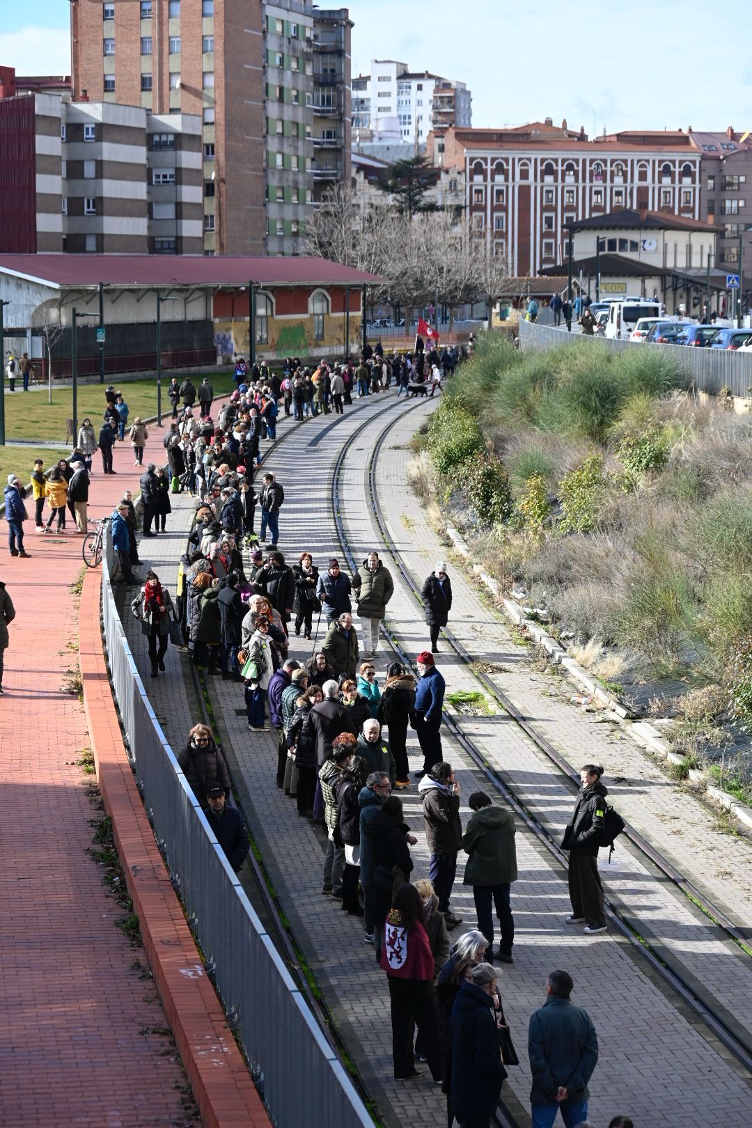 Cadena humana desde el Apeadero de la Asunción  | SAÚL ARÉN