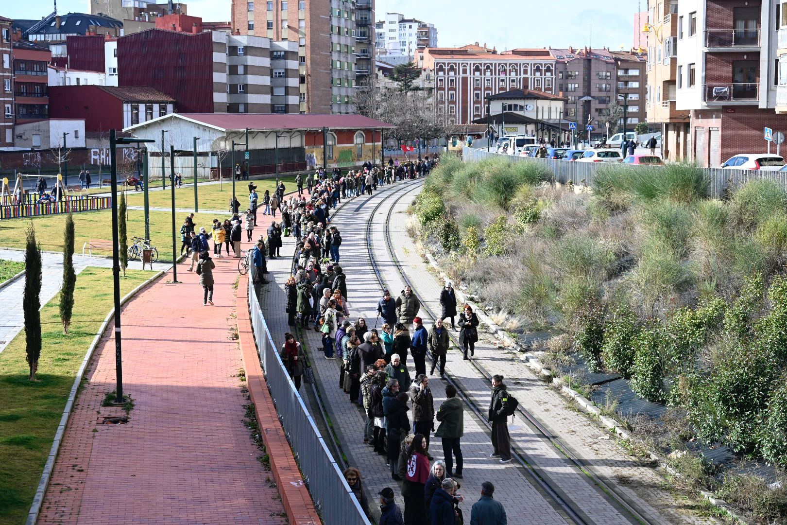 Cadena humana desde el Apeadero de la Asunción  | SAÚL ARÉN