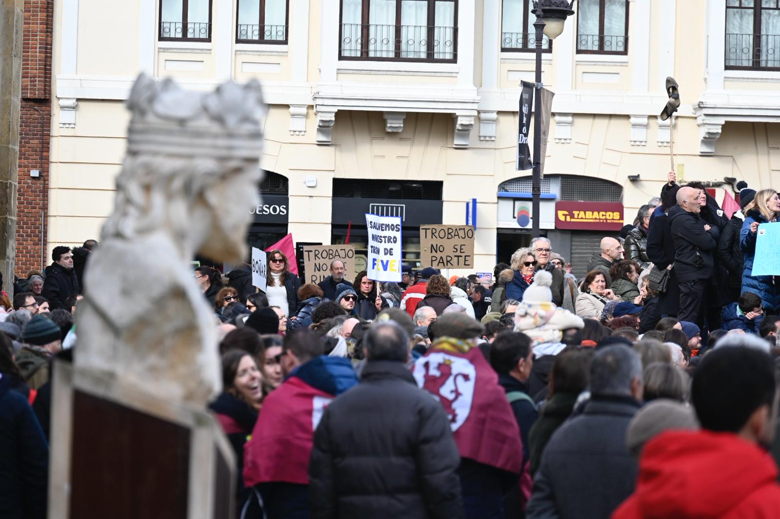 León clama contra la humillación de enterrar para siempre las vías de Feve | SAÚL ARÉN